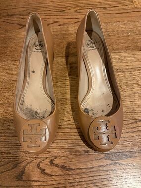 Tory Burch Tan Leather Logo Round-Toe pumps